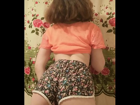 ❤️ Una ghjovana sexy si spoglia i pantaloncini davanti à a camera Video sessu à noi ❤