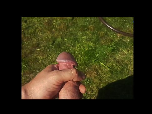 ❤️ Hottie si fa scopare a figa rosa è cums cun un squirt in un giardinu d'estate Video sessu à noi ❤