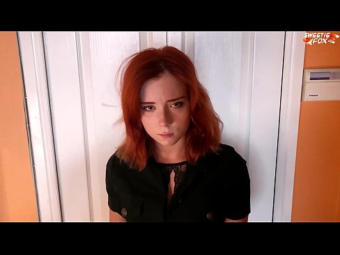 ❤️ A Guardia di Sicurezza hà punitu una bella donna per un tacchettu - Cum in bocca Video sessu à noi ❤