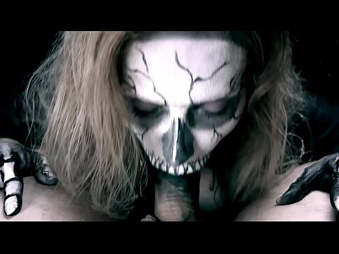❤️ Ragazza demonia chì succhia u cazzo cù a so bocca nera è ingoia cum. Video sessu à noi ❤