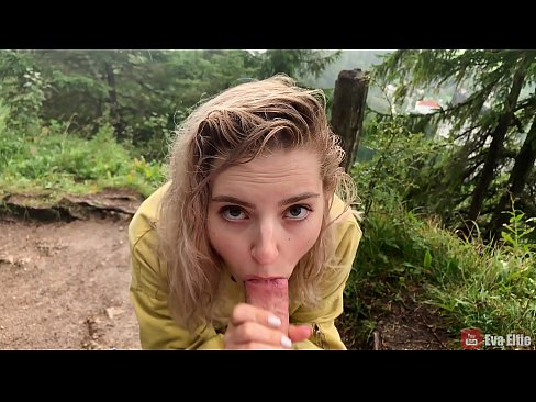❤️ Ragazza ingoia cum dopu un pompino publicu - Eva Elfi Video sessu à noi ❤